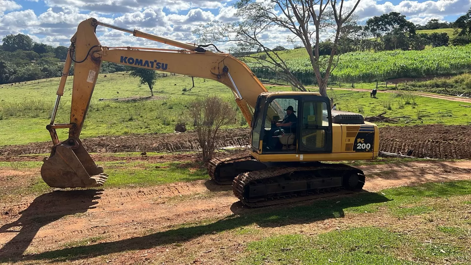 Foto 01 Escavadeira Hidráulica Komatsu PC200