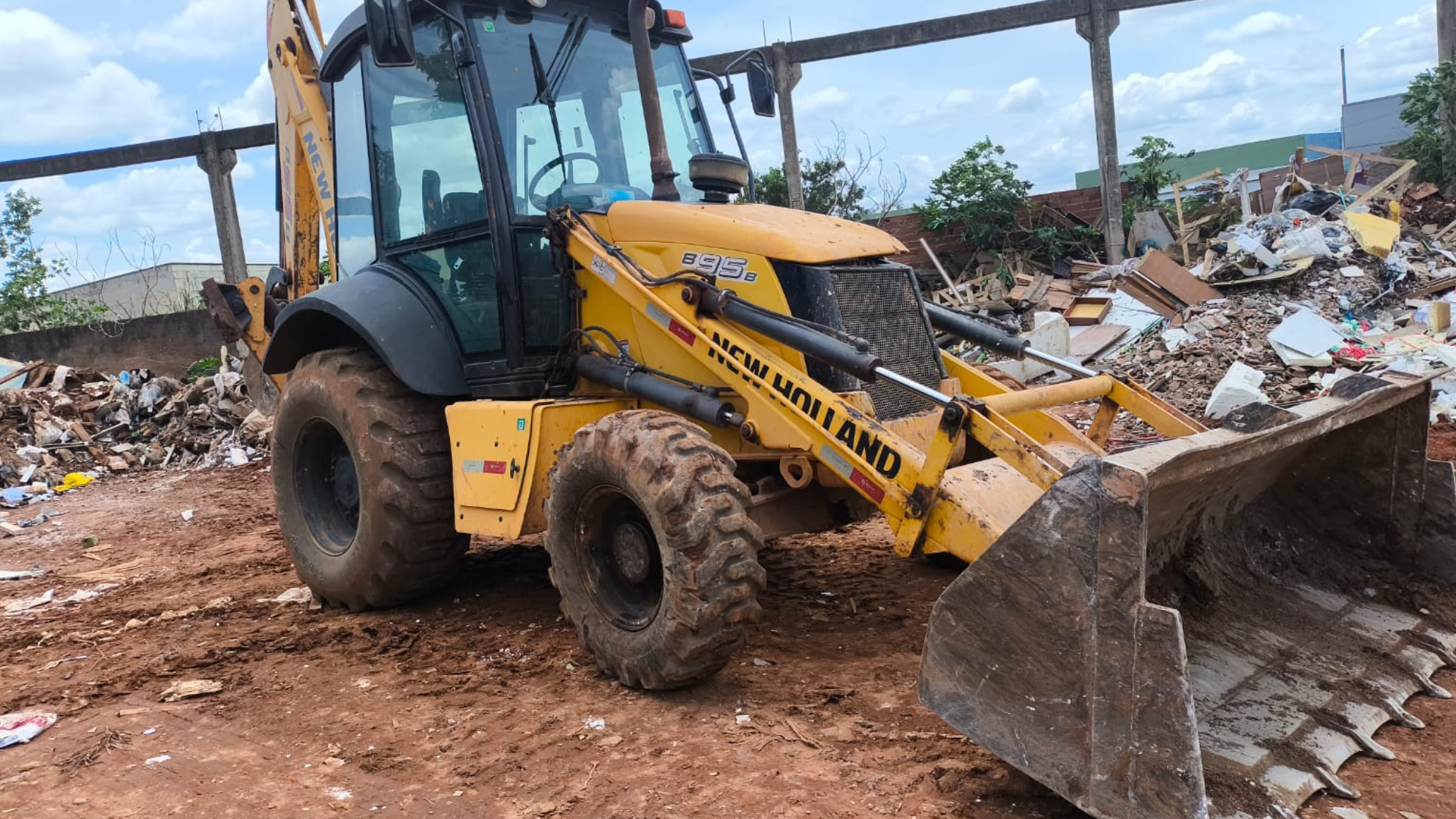 Foto 01 Retro Escavadeira B95B New Holland