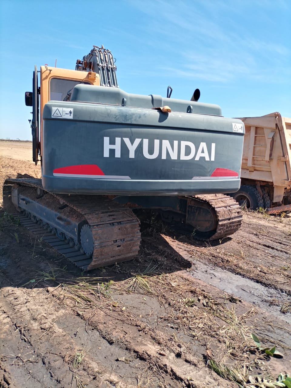 Foto 01 Escavadeira Hidráulica Hyundai R220LC-9