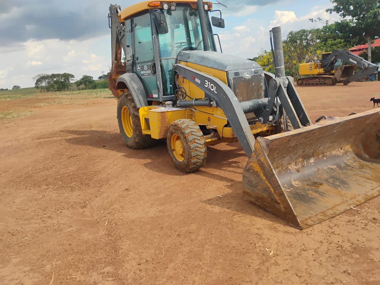 Foto 01 Retroescavadeira Jhon Deere 310L